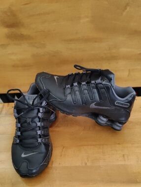 Nike Shox NZ Women's Size 8 Black And Gray Shoes
